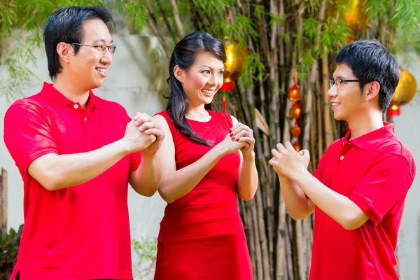 중국 새 해를 축 하 하는 가족 — 스톡 사진