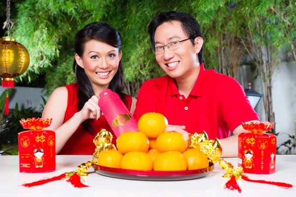 Couple celebrate Chinese new year — Stock Photo, Image