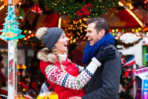 Paar auf traditionellem Weihnachtsmarkt — Stockfoto