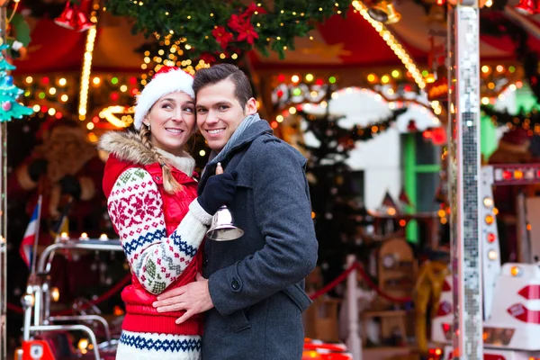 Par på traditionella julmarknad — Stockfoto