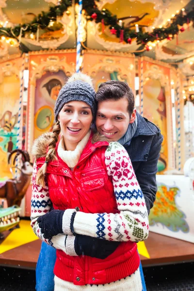 Coppia durante il mercatino di Natale o la stagione dell'avvento — Foto Stock