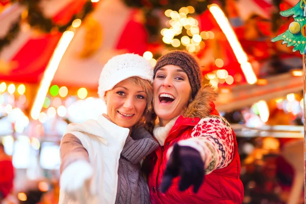 Amigos durante el mercado de Navidad — Foto de Stock