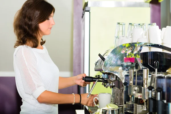 Servitris i café att göra kaffe — Stockfoto