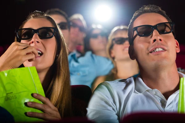 Люди смотрят 3D кино в кинотеатре — стоковое фото
