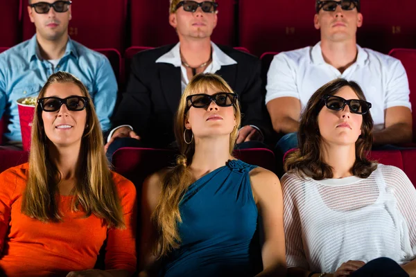 Pessoas tensas assistindo filme 3d no cinema — Fotografia de Stock