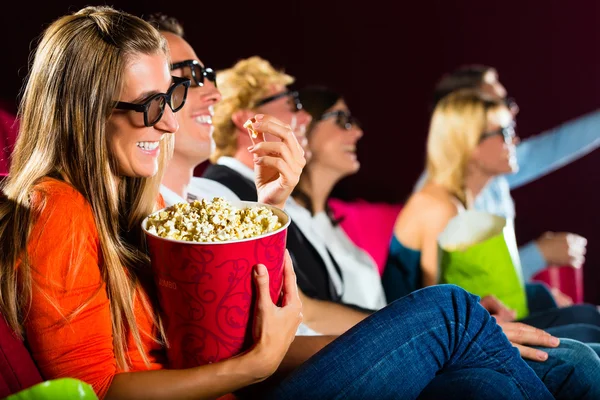 Personas viendo películas en 3D en el cine — Foto de Stock