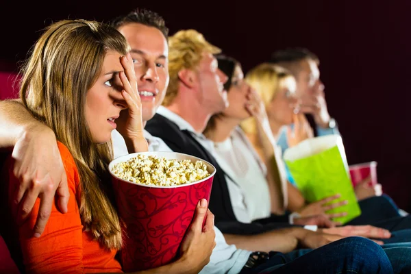 Gente viendo películas en el cine — Foto de Stock