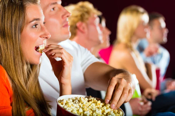 Gente viendo películas en el cine — Foto de Stock