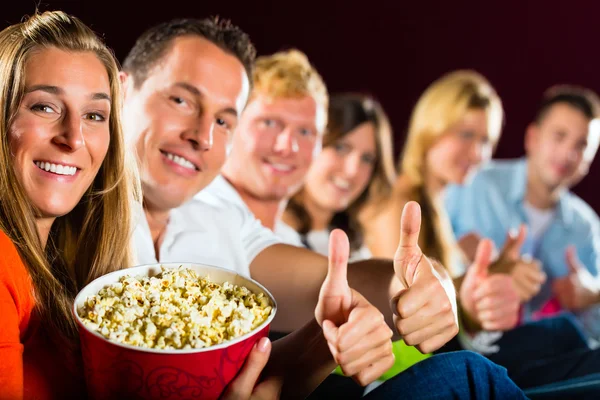 La gente ve una película en el cine — Foto de Stock