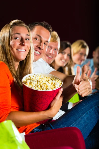 La gente ve una película en el cine — Foto de Stock