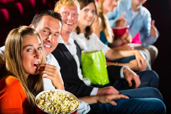 La gente ve una película en el cine — Foto de Stock