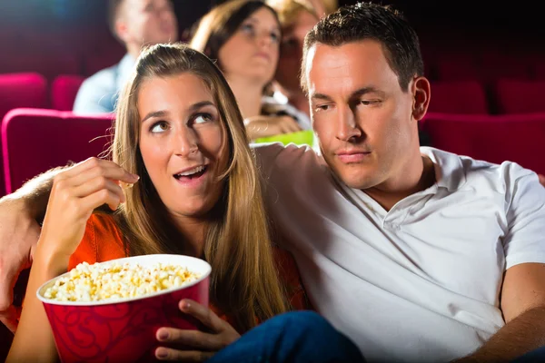 Casal assistindo filme no cinema — Fotografia de Stock