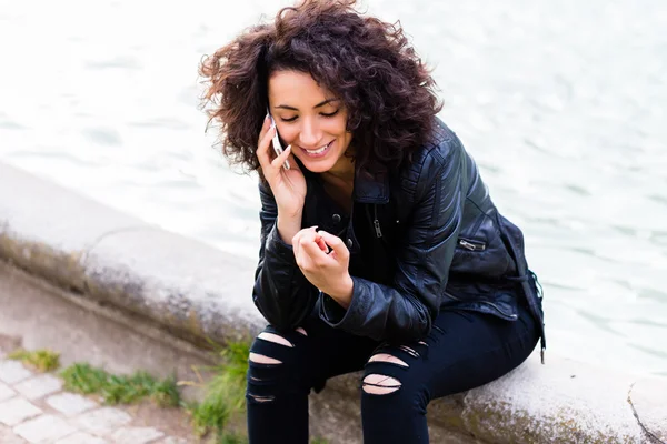 Donna africana utilizzando con il telefono cellulare — Foto Stock