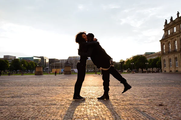Homem abraçando namorada na cidade — Fotografia de Stock