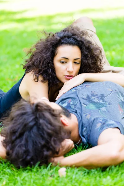 拉丁夫妇睡在夏天的草地上 — 图库照片