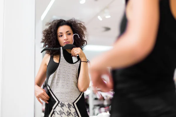 Mujer compras vestido de moda en la tienda —  Fotos de Stock