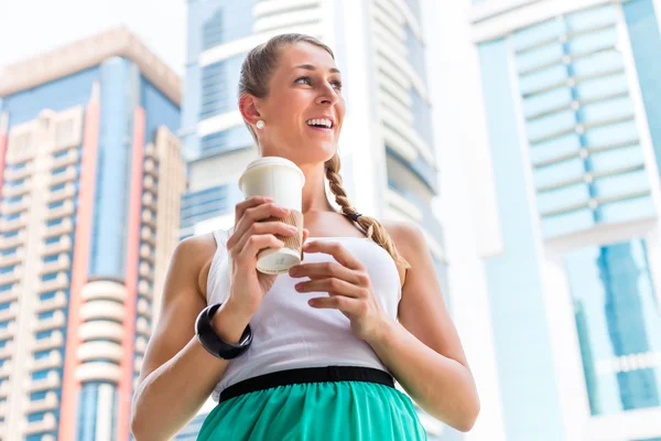Mujer disfrutando del café para ir a la ciudad metropolitana — Foto de Stock