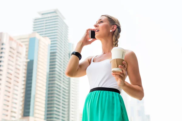 Mujer telefoneando con teléfono móvil — Foto de Stock