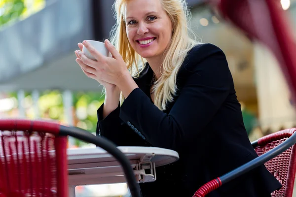 Mujer tomando café afuera en la cafetería de la ciudad —  Fotos de Stock