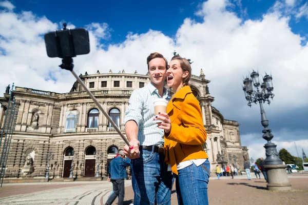在德累斯顿 Semperoper 夫妇以自拍照 — 图库照片