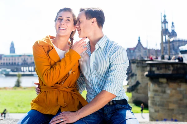 Homme et femme à Dresde au bord de l'Elbe — Photo