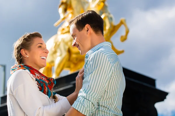 Пара в Дрездене со статуей Голденера Райтера — стоковое фото