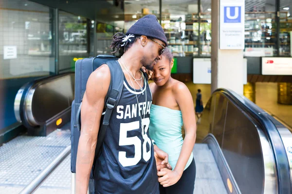 Casal africano na estação ferroviária — Fotografia de Stock