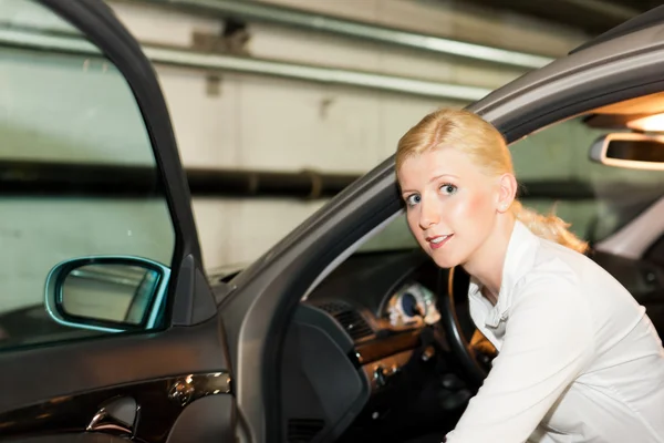 Frau steigt in ihr Auto — Stockfoto