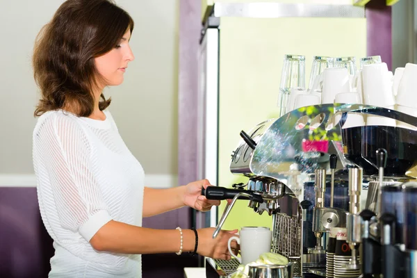 Serveerster in café maken van koffie Rechtenvrije Stockfoto's