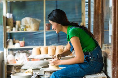 Potter bir kase Potters tekerlek üzerinde oluşturma