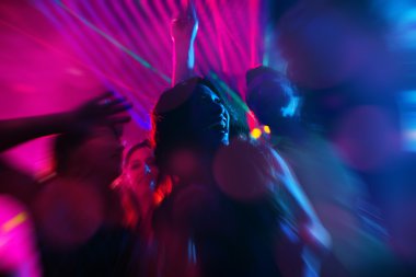 Parti insanlar disko veya gece kulübünde dans 