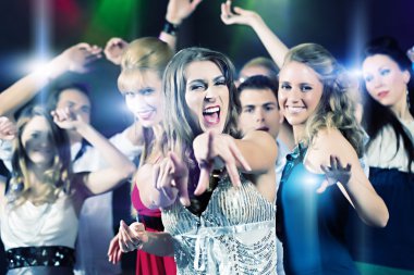 disko kulüpte dans parti insanlar