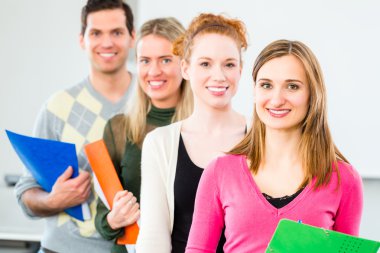 Üniversite öğrencileri geçti