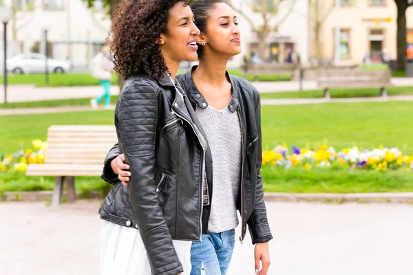 Best friends in park — Stock Photo, Image