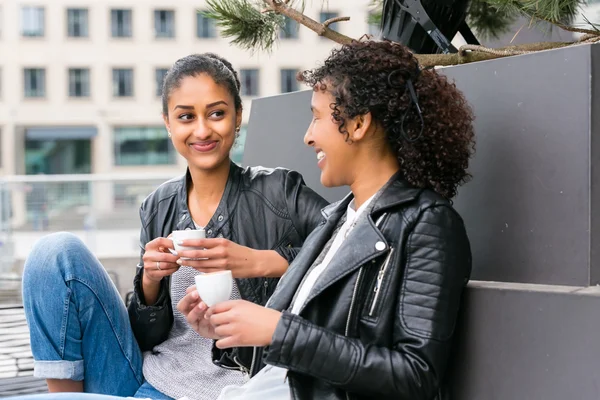 Best friends drinking coffee in city — Stock Photo, Image