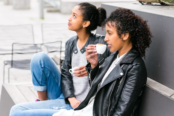 Best friends drinking coffee in city — Stock Photo, Image