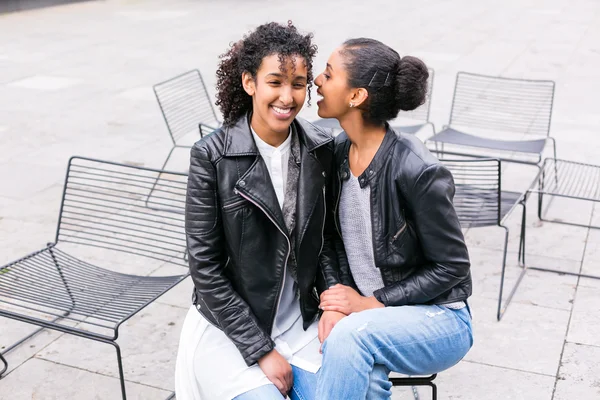 Amis parler et s'amuser dans le parc — Photo