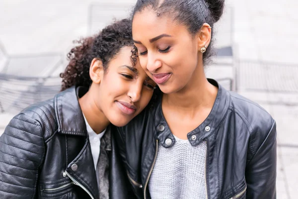 Friends talking and having fun in park — Stock Photo, Image