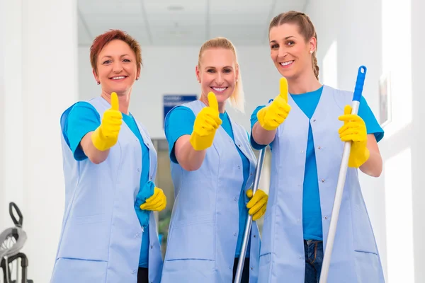 Putzfrauen arbeiten im Team — Stockfoto