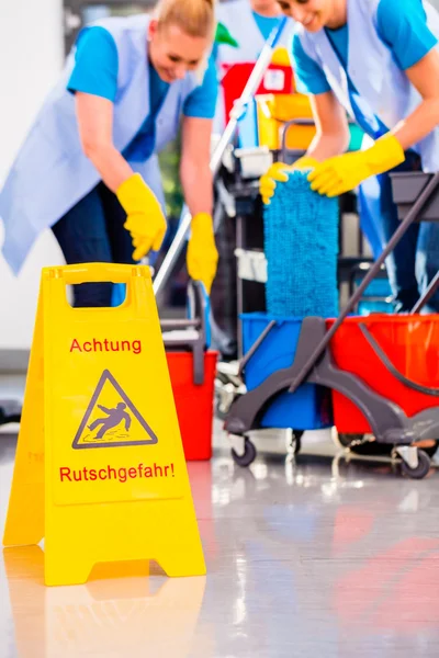 Señal de advertencia en el suelo en la operación de limpieza — Foto de Stock