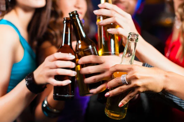 Lidé pít pivo v baru nebo klubu — Stock fotografie