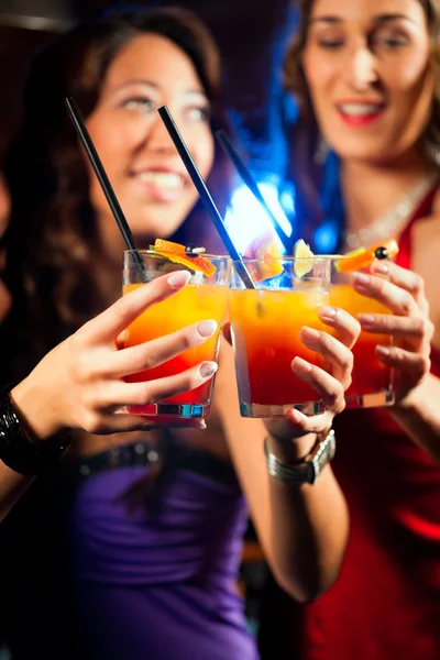 Kokteyller grubu içinde bar veya kulüp — Stok fotoğraf