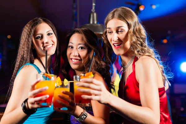 People drinking cocktails in bar or club — Stock Photo, Image