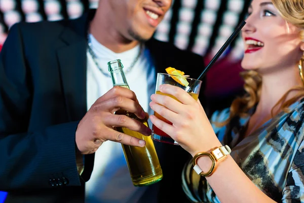 Люди з коктейлями в барі або клубі — стокове фото