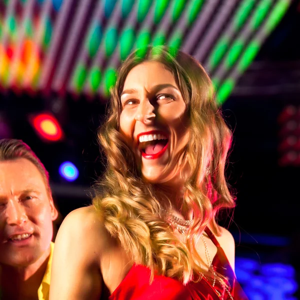 Frau in Club oder Bar hat Spaß — Stockfoto