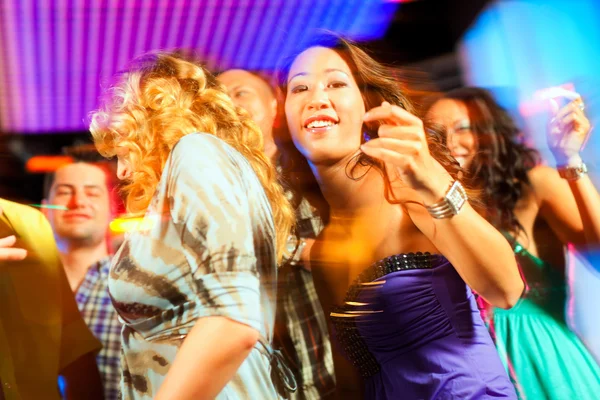 Festa pessoas dançando na discoteca ou clube — Fotografia de Stock