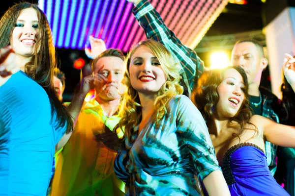 Festa pessoas dançando na discoteca ou clube — Fotografia de Stock