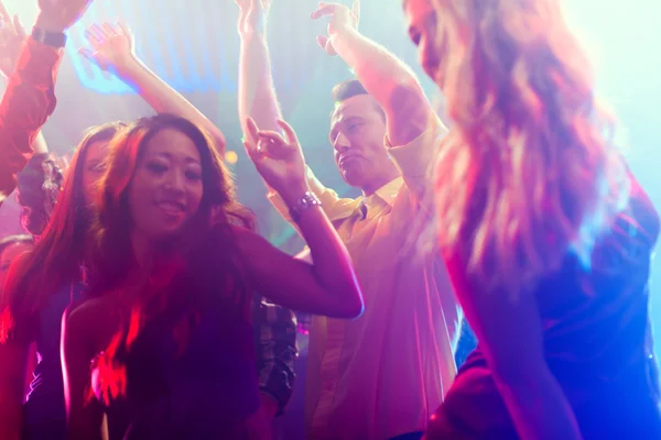 Вечірки танцюють в диско або клубі — стокове фото