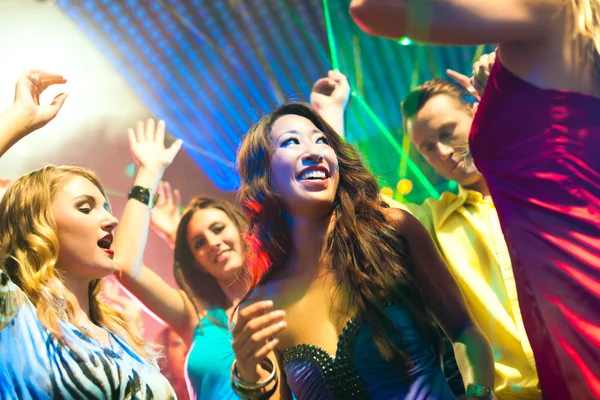 Festa pessoas dançando na discoteca ou clube — Fotografia de Stock