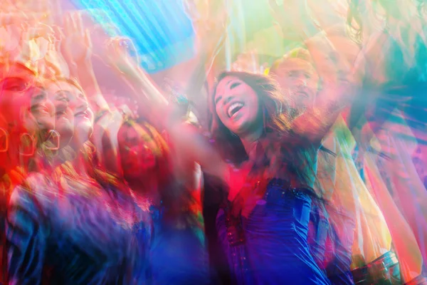 Partyvolk tanzt in Diskothek — Stockfoto